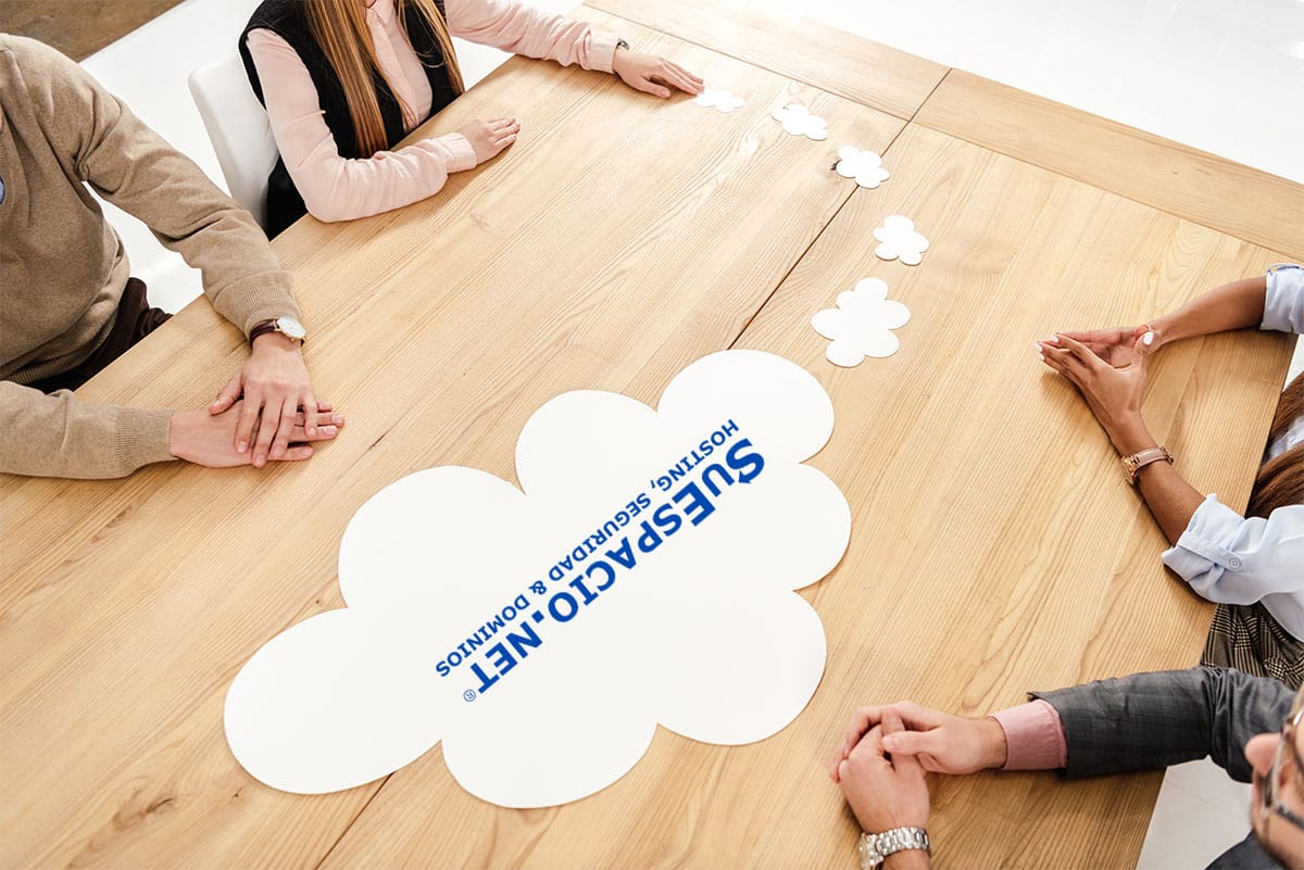 Fotografía que muestra a empresarios sentados alrededor de una mesa de negocios discutiendo sobre la nube y sus razones para utilizarla al hacer negocios.